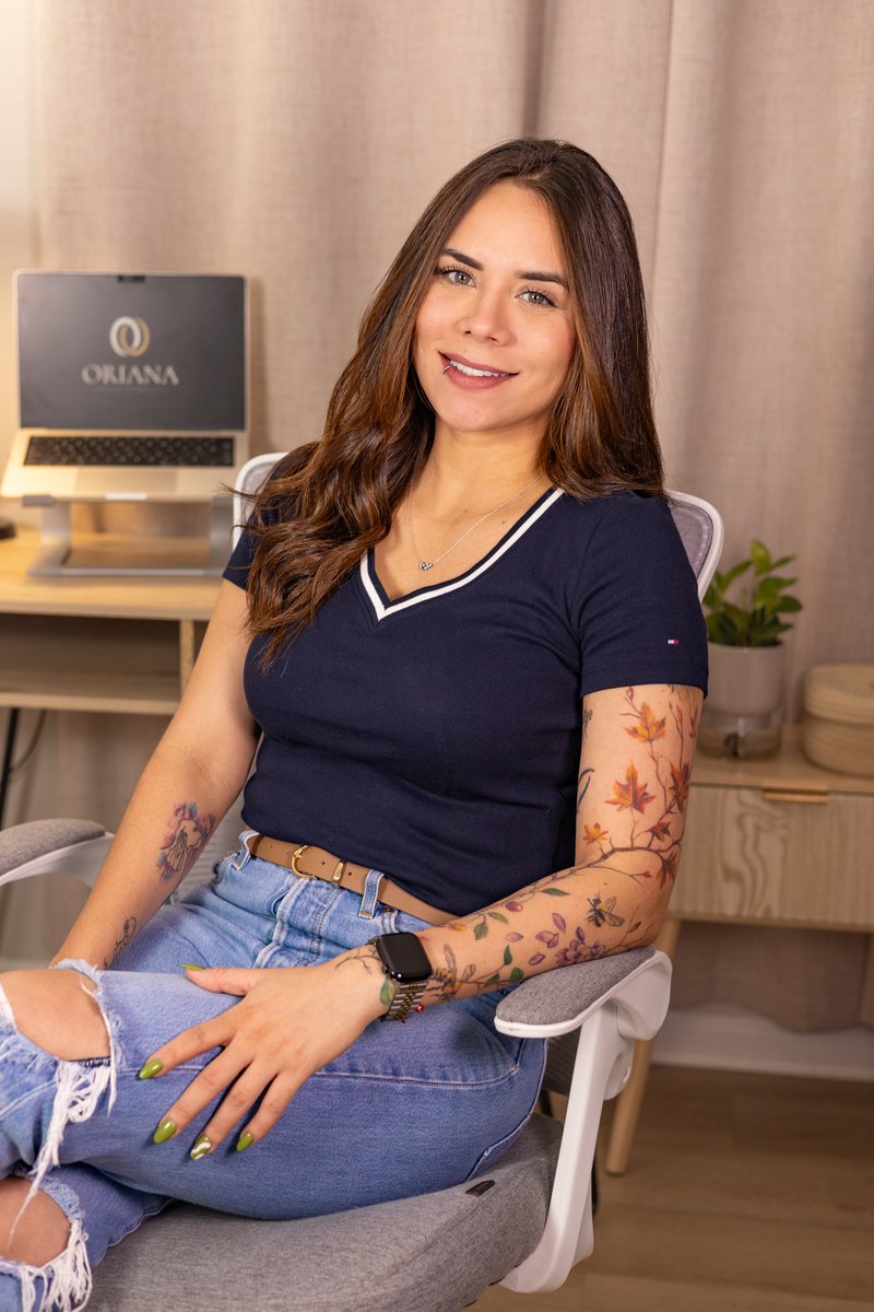 Oriana, fundadora de Oriana Tax, en un retrato profesional